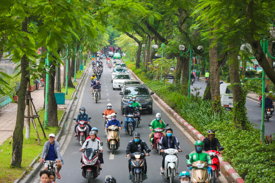 Đứng trên nóc tầng 2 xe bus, người xem thảnh thơi hơn để ngắm nhìn, quan sát và phát hiện những điều thú vị của Hà Nội mà chưa chắc ngày thường đã khám phá ra. (Ảnh: Minh Sơn/Vietnam+)