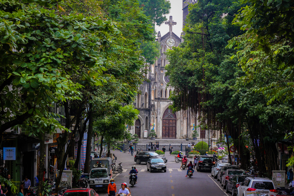 Nhà thờ Lớn Hà Nội bỗng chốc trở nên đẹp lạ hơn khi đứng trên nóc tầng 2 xe bus, phóng tầm mắt ra xa dọc theo con đường trải dài cây xanh. (Ảnh: Minh Sơn/Vietnam+)