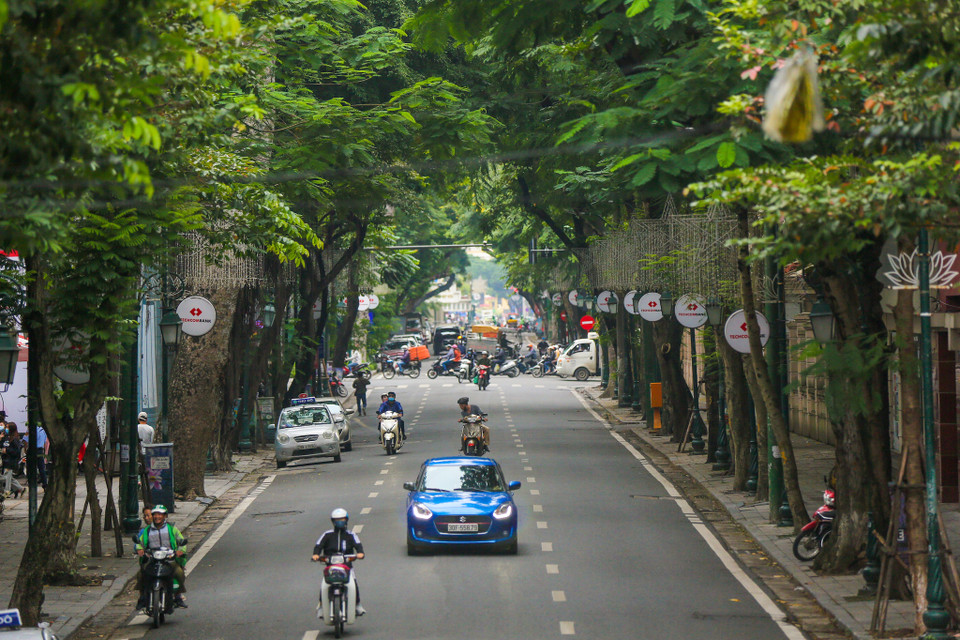 Con phố Tràng Thi đầy vẻ lạ lẫm khi nhìn từ trên cao xuống. (Ảnh: Minh Sơn/Vietnam+)
