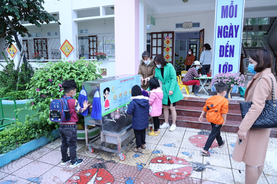 Đây là ngôi trường thu hút lượng lớn học sinh bởi nằm trong tốp đầu của toàn huyện Hoài Đức. Từ sớm, toàn bộ giáo viên đã có mặt để hoàn thiện công tác đón học sinh quay trở lại trường. (Ảnh: Tá Hiển/Vietnam+)