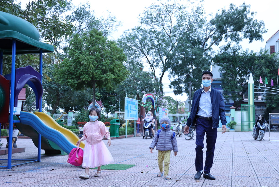 Sáng nay (2/3), trường Mầm non xã Yên Sở (Hoài Đức, Hà Nội) đón gần 1.000 em học sinh quay trở lại trường sau thời gian dài. (Ảnh: Tá Hiển/Vietnam+)