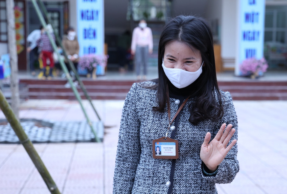 Hiệu trưởng trường Mầm non xã Yên Sở, bà Nguyễn Thu Hà cho biết nhà trường đã chuẩn bị hai ngày nay từ công tác vệ sinh, diệt khuẩn để sẵn sàng đón học sinh trở lại. (Ảnh: Tá Hiển/Vietnam+)