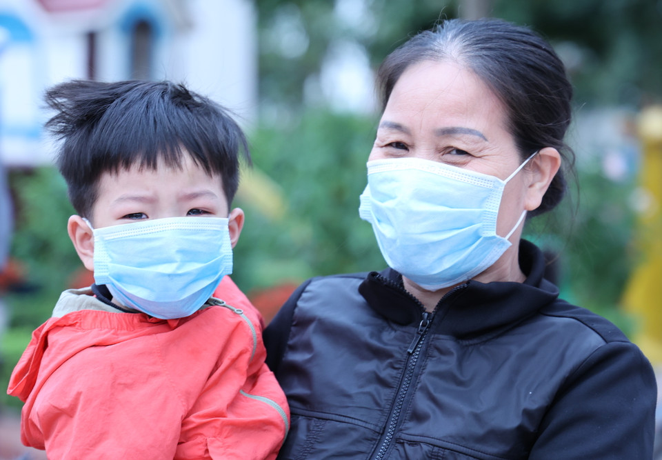 Nhiều học sinh còn tỏ ra bỡ ngỡ, khóc nhè khi được trở lại trường sau thời gian dài đã quen với không khí ở nhà. (Ảnh: Tá Hiển/Vietnam+) 