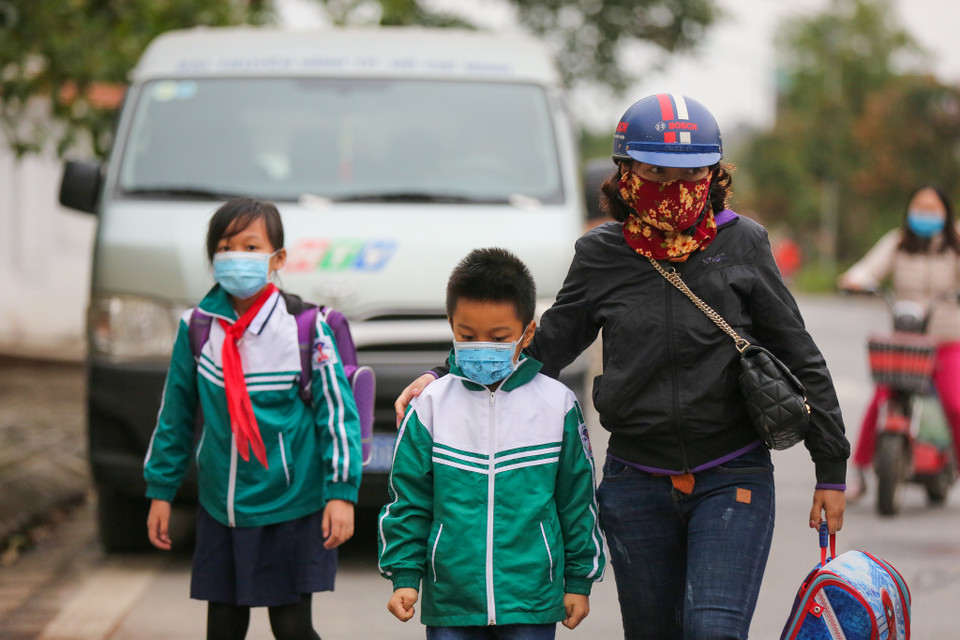 Anh Lê Văn Kiên (Xuân Phương, Hà Nội), phụ huynh của hai em học sinh tại trường Tiểu học Xuân Phương hào hứng chia sẻ 'rất vui mừng vì hôm nay các con đã được đến trường sau kỳ nghỉ Tết dài.' (Ảnh: Minh Sơn/Vietnam+)