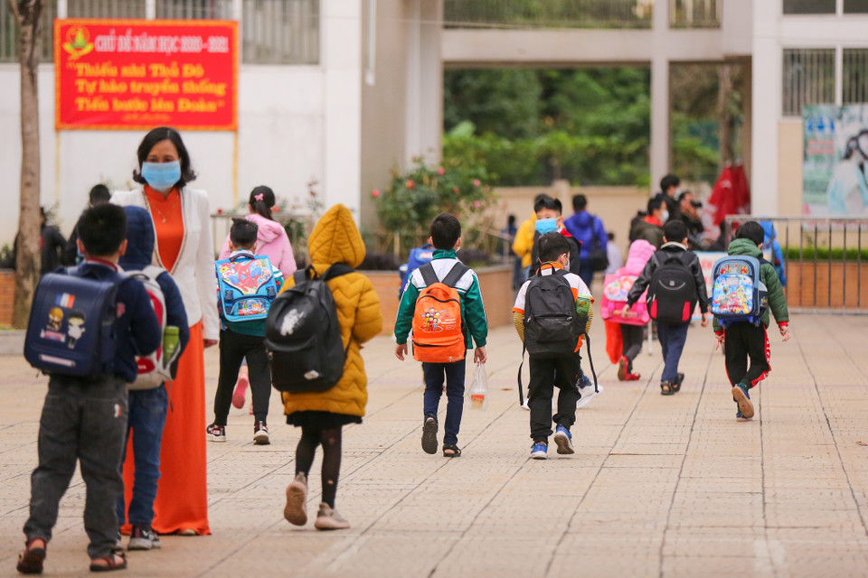Các em học sinh đều phải thực hiện công tác phòng dịch khi trở lại học. (Ảnh: Minh Sơn/Vietnam+)