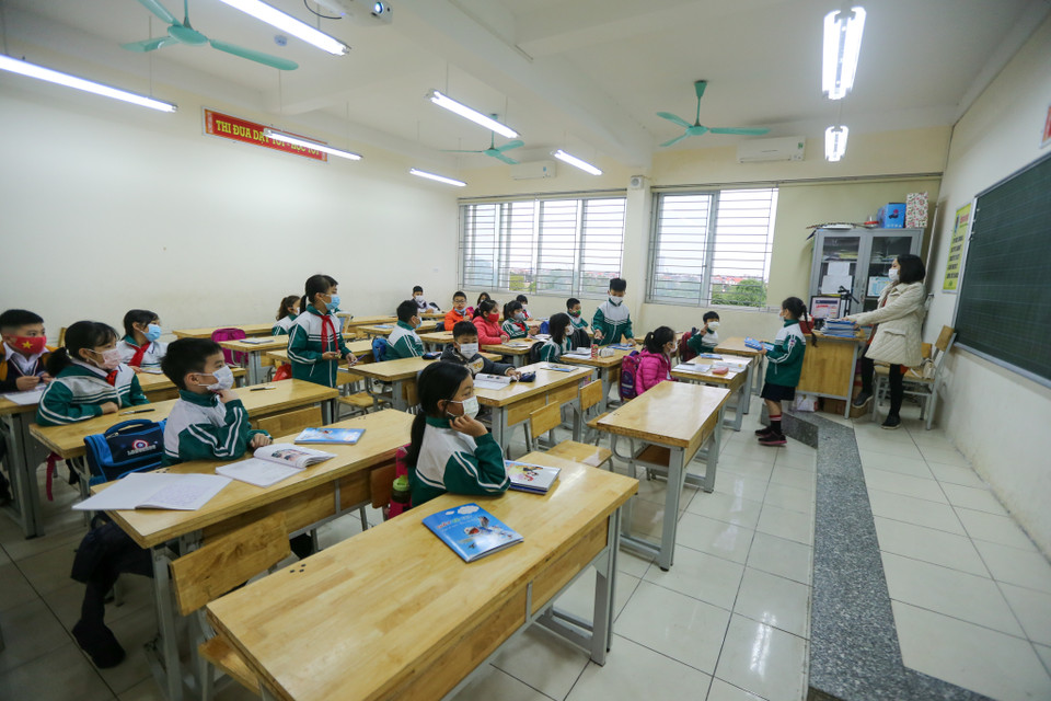 Tại lớp 3E trường Tiểu học Xuân Phương, các em học sinh chuẩn bị cho tiết học đầu tiên sau thời gian dài cách ly. (Ảnh: Minh Sơn/Vietnam+)