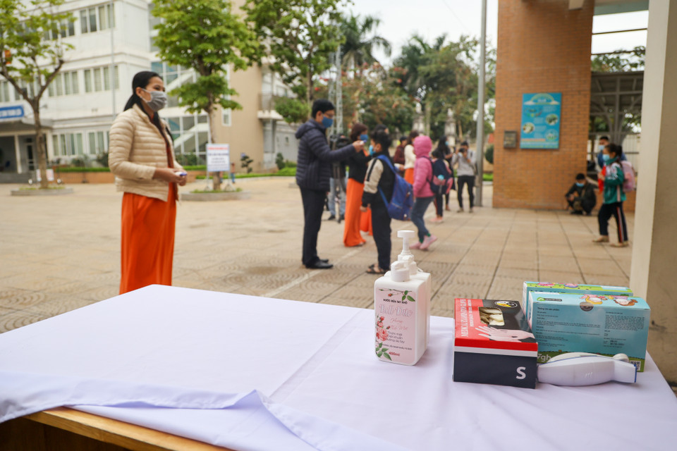 Hiệu trưởng Trường tiểu học Xuân Phương, bà Lê Thị Tuyết Lan cho biết công tác phun khử khuẩn, dọn dẹp lớp học đã được nhà trường tiến hành từ mùng 5 Tết và duy trì trong những tuần các thầy cô dạy trực tuyến tại trường. (Ảnh: Minh Sơn/Vietnam+)