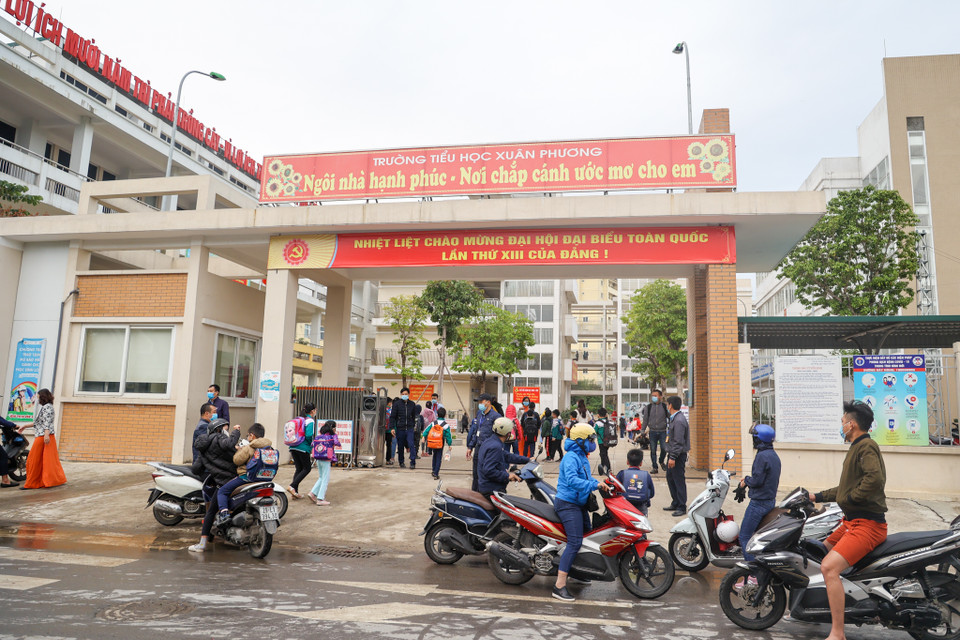 Sáng 2/3, Hà Nội chính thức đón học sinh các cấp học trở lại trường sau thời gian nghỉ dài để thực hiện phòng chống dịch COVID-19. (Ảnh: Minh Sơn/Vietnam+) 