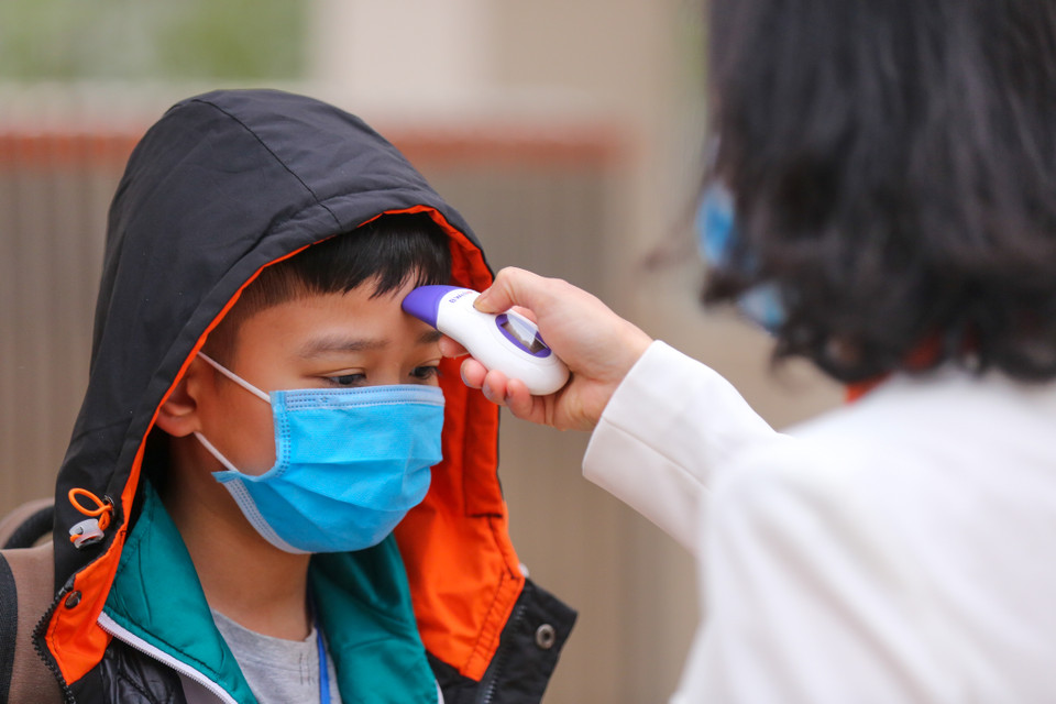 Trong ngày thứ Bảy cuối tuần và sáng thứ Hai ngày 1/3, các thầy cô giáo, cán bộ nhân viên trường Tiểu học Xuân Phương đã hoàn thành những công đoạn cuối của việc phun khử khuẩn, tổng vệ sinh toàn bộ khuôn viên trường. (Ảnh: Minh Sơn/Vietnam+)