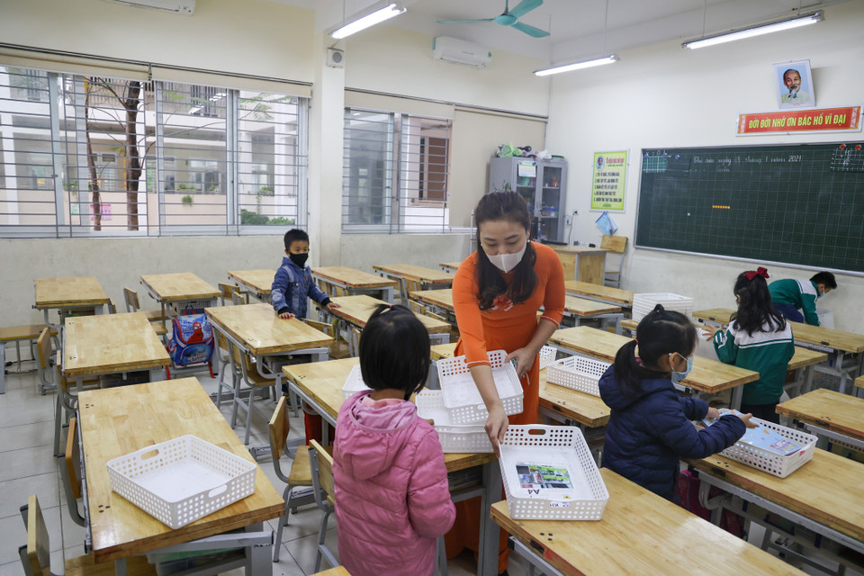 Các thầy cô giáo đã sẵn sàng cho học sinh của mình đi học buổi đầu tiên. (Ảnh: Minh Sơn/Vietnam+)