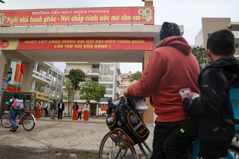 Cùng với đó, nhà trường sẽ hỗ trợ phụ huynh giúp đỡ các con mang đồ dùng cá nhân vào lớp học. (Ảnh: Minh Sơn/Vietnam+)