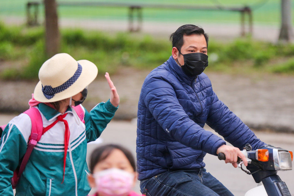 Nhà trường đã bố trí đến các lớp nước sát khuẩn và máy đo thân nhiệt để sẵn sàng đón học sinh trở lại trường. (Ảnh: Minh Sơn/Vietnam+)
