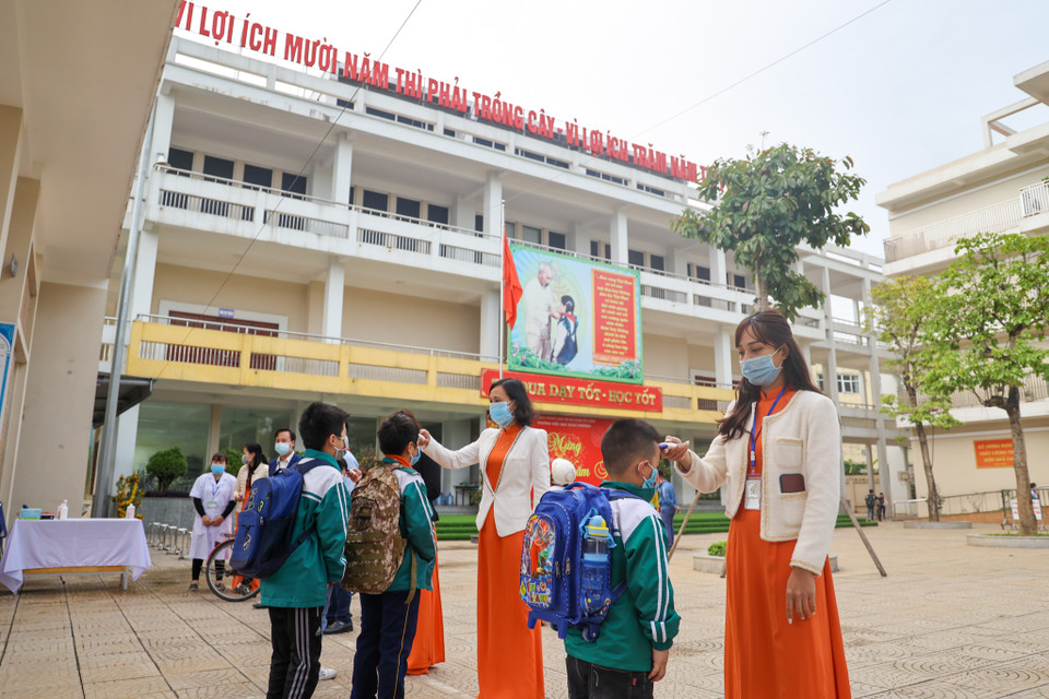 Tại trường Tiểu học Xuân Phương, Hà Nội - điểm trường trước đó có học sinh mắc COVID-19 và bị cách ly - hôm nay đã bắt đầu đón học sinh trở lại. (Ảnh: Minh Sơn/Vietnam+)