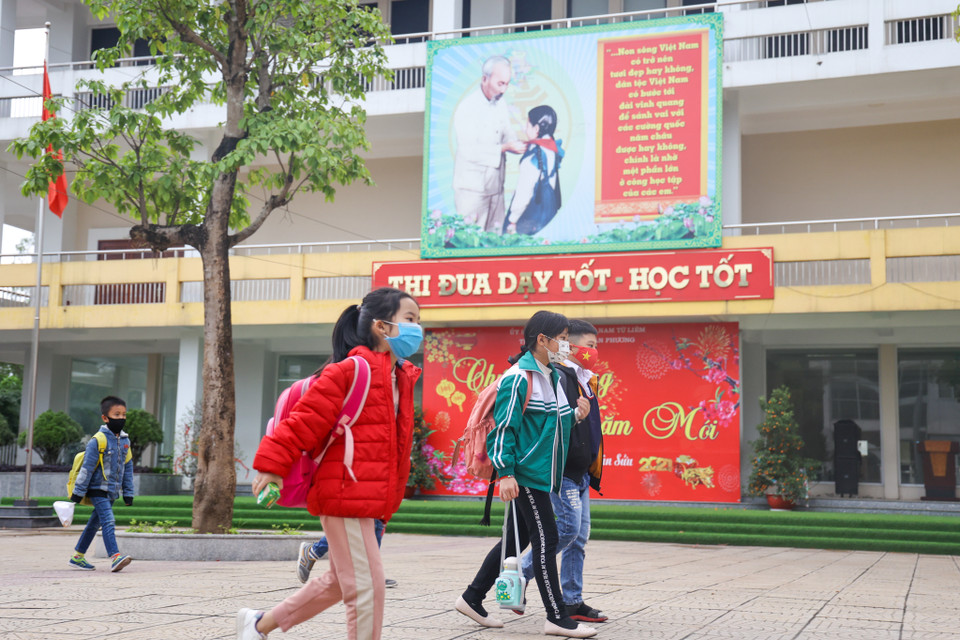 Đây cũng là buổi đi học đầu tiên của các em học sinh sau 'kỳ nghỉ Tết dài gần 30 ngày.' (Ảnh: Minh Sơn/Vietnam+)