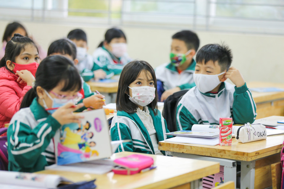 Trước đó, tối 30/1, nam sinh lớp 3E được xác định mắc COVID-19 vì tiếp xúc gần với bố (BN1694). Trong 12 ngày (18-29/1), em đi học bình thường, tiếp xúc với 57 học sinh, 12 giáo viên và 11 phụ huynh khiến cho 70 người phải cách ly tại trường. (Ảnh: Minh Sơn/Vietnam+)