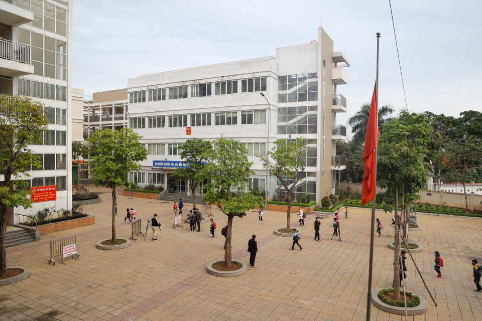 'Nhà trường đã hoàn thành phun khử khuẩn, vệ sinh trường, lớp đón học sinh trở lại. Khu vực cổng trường, mỗi lớp, các phòng đều có dung dịch sát khuẩn, khẩu trang, nhiệt kế điện tử. Trường cũng nắm được thông tin sức khỏe của phụ huynh, học sinh qua phiếu khảo sát điện tử. Học sinh N.K, lớp 3E của trường là F0, đã được trở về nhà từ khu cách ly. Tuy nhiên, trường hợp của N.K vẫn phải ở nhà học trực tuyến do những diễn biến phức tạp của dịch COVID-19,' Hiệu trưởng nhà trường chia sẻ. (Ảnh: Minh Sơn/Vietnam+)