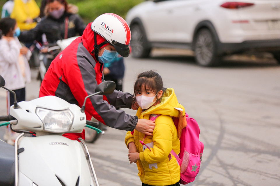 Theo đó, các phụ huynh sẽ phải đón con ở cổng trường, không được vào khu vực bên trong sân. (Ảnh: Minh Sơn/Vietnam+)