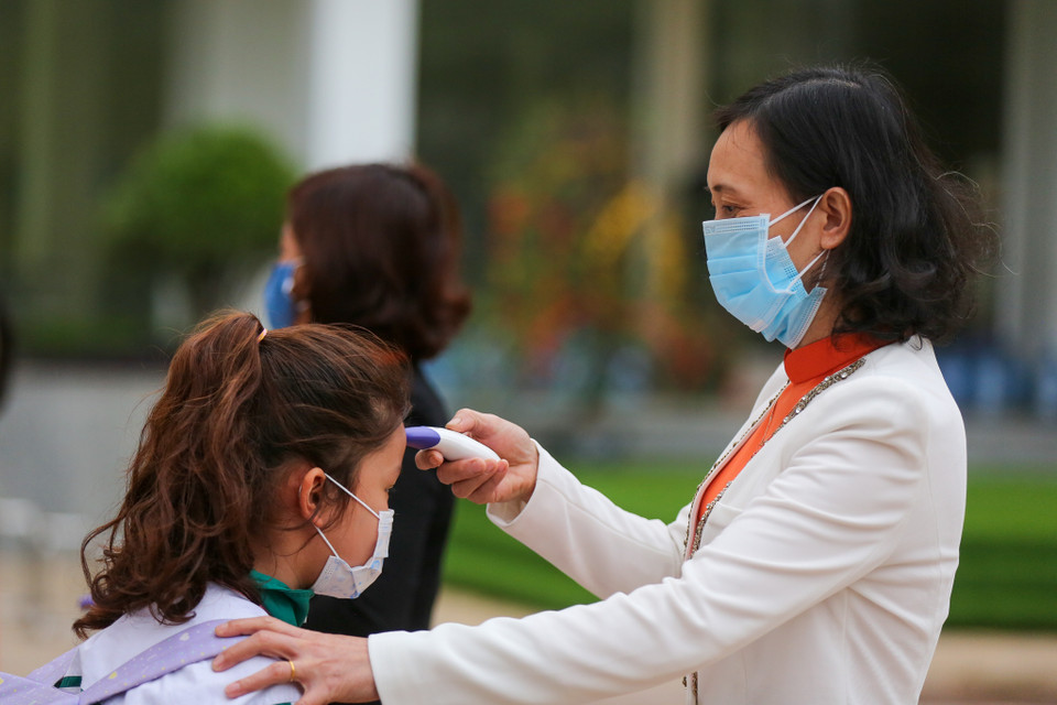 Trước khi có quyết định của Uỷ ban Nhân dân thành phố Hà Nội cho học sinh trở lại, nhà trường đã chủ động lên kế hoạch vệ sinh, khử khuẩn trường lớp, đảm bảo môi trường tuyệt đối cho học sinh, giáo viên. (Ảnh: Minh Sơn/Vietnam+)