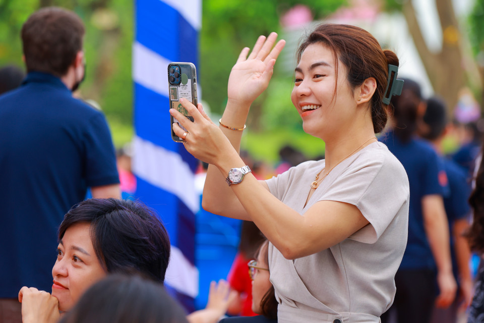 Rất đông phụ huynh đã tới tham dự lễ khai giảng đầy cảm xúc này. (Ảnh: Minh Sơn/Vietnam+)