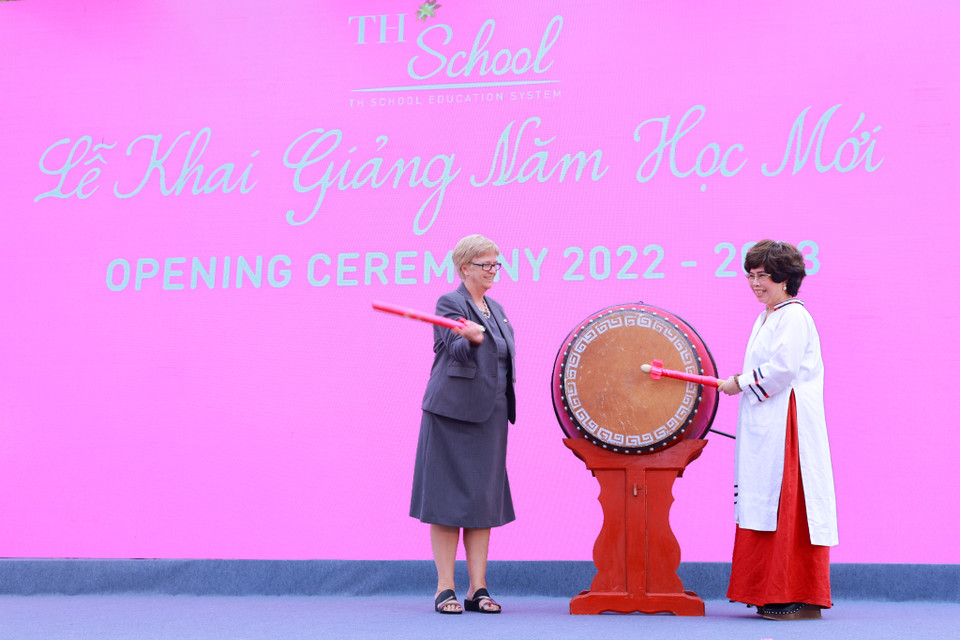 Tiếng trống đầu tiên của năm học mới đã được cất lên chính thức báo hiệu một năm học mới bắt đầu tại ngôi trường của sự hạnh phúc. (Ảnh: Minh Sơn/Vietnam+)