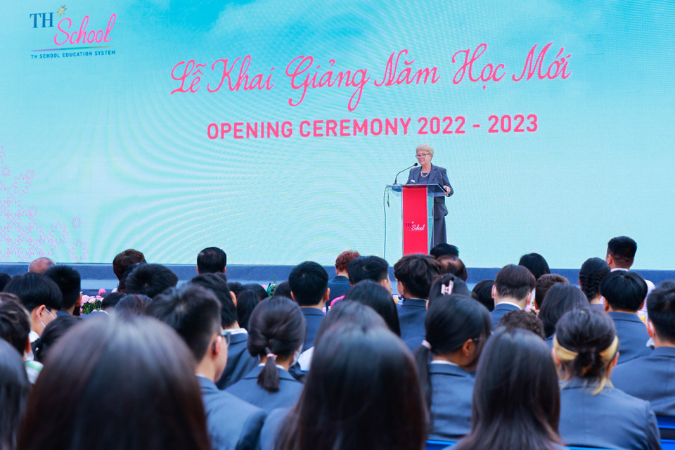 Bà Yvette Jeffrey - Hiệu trưởng Quốc tế Khối Mầm non và Tiểu học phát biểu chào mừng các em học sinh nhân ngày khai giảng. (Ảnh: Minh Sơn/Vietnam+)