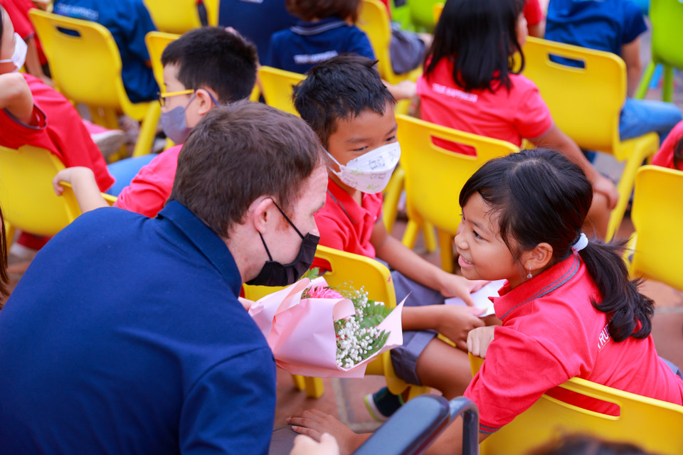 Với 20% chương trình được giảng dạy bằng tiếng Việt, học sinh sẽ học chương trình Việt Nam tinh lọc (bộ môn Văn học, Ngôn ngữ Việt Nam, Lịch sử, Địa lý, Giáo dục công dân), theo phương pháp hiện đại giúp các em dễ dàng tiếp thu kiến thức toàn diện về lịch sử, văn hóa Việt Nam. (Ảnh: Minh Sơn/Vietnam+)