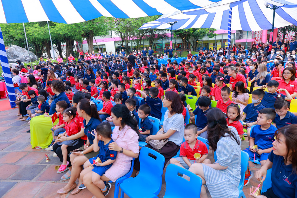 Sáng 5/9, hòa trong không khí khai giảng năm học mới trên cả nước, lễ khai giảng năm học 2022-2023 của hệ thống trường TH School đã diễn ra tại 3 cơ sở: TH School Chùa Bộc, TH School Hòa Lạc và TH School thành phố Vinh-Nghệ An. (Ảnh: Minh Sơn/Vietnam+)
