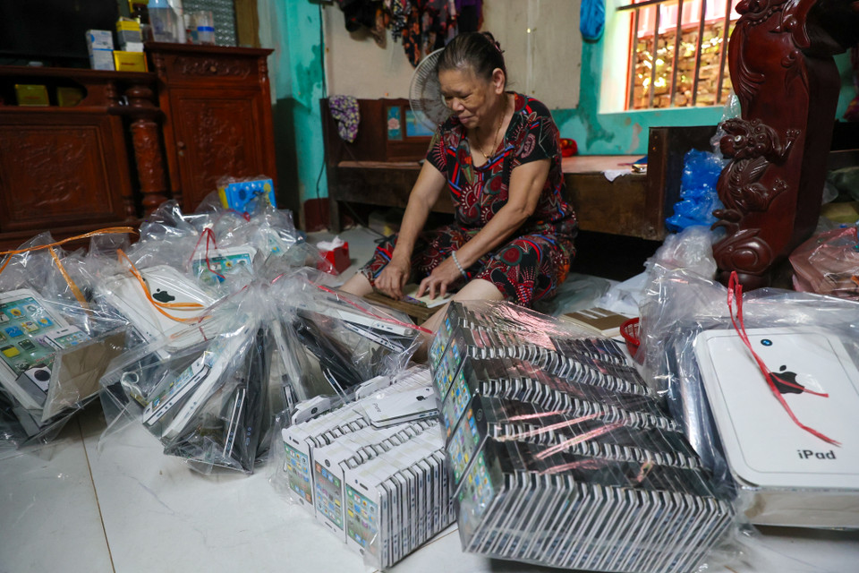 Bà Nguyễn Thị Liên (73 tuổi) có kinh nghiệm hơn 40 làm vàng mã. Bà Liên cho biết từ sau dịch COVID-19, tình hình kinh doanh của gia đình bà bắt đầu ảm đạm dần. (Ảnh: Minh Sơn/Vietnam+)