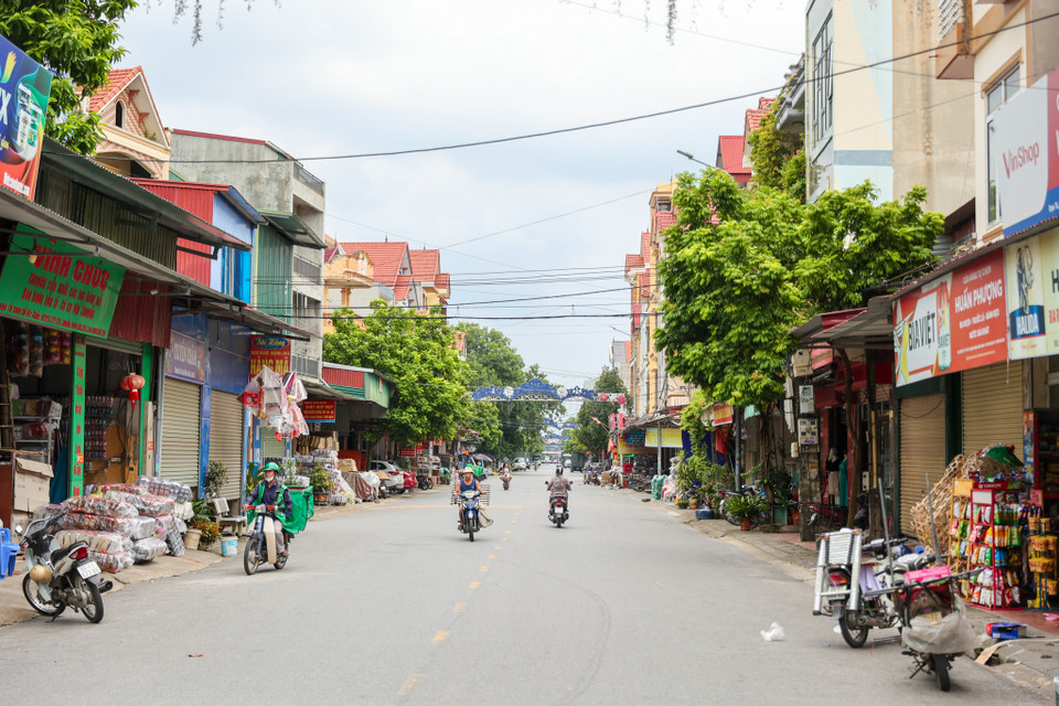Những năm gần đây, nhiều đền, chùa khuyến cáo người dân hạn chế đốt vàng mã, cộng thêm tình hình kinh tế khó khăn chung, nên nhiều người không “chi mạnh tay” mua sắm vàng mã như trước, thị trường khá trầm lắng. (Ảnh: Minh Sơn/Vietnam+)
