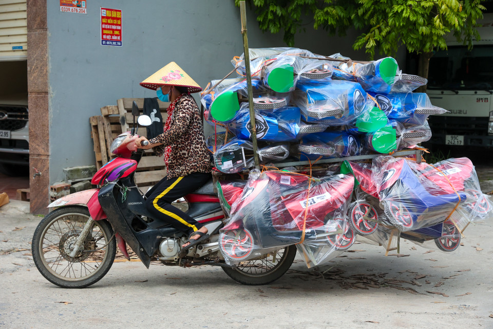 Chỉ còn vài ngày nữa đến dịp Rằm tháng Bảy, tuy nhiên chỉ lác đác những xe máy chở hàng quanh làng, khác hẳn vẻ tấp nập như mọi năm. (Ảnh: Minh Sơn/Vietnam+)
