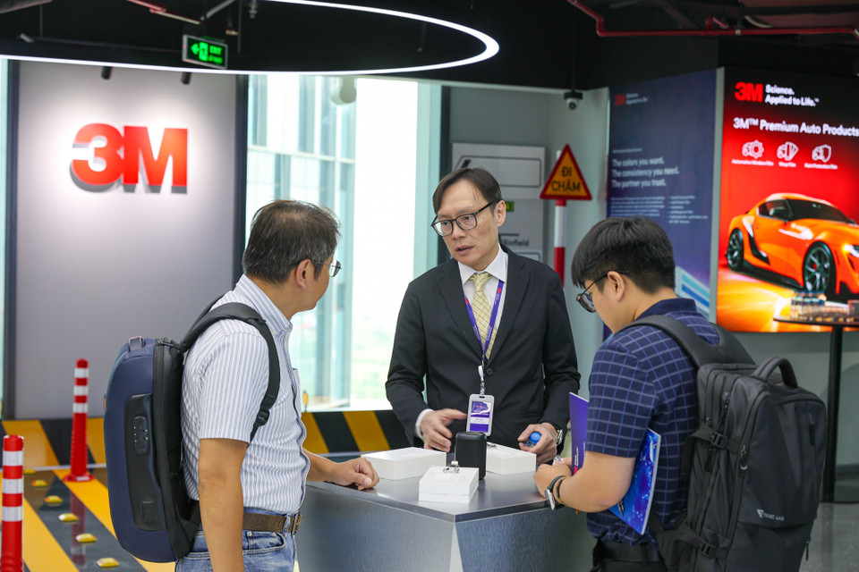 “Việt Nam đã đạt được những tiến bộ đáng kể về năng lực sản xuất ở các lĩnh vực trên, từ đó hỗ trợ thúc đẩy kinh tế xuất khẩu tăng trưởng mạnh mẽ hơn. Chúng tôi rất vui mừng khi mang đến một không gian sáng tạo mới, nơi mọi người có thể khám phá và trải nghiệm những công nghệ tiên tiến của 3M, hiểu rõ hơn về vai trò đóng góp của 3M đối với sự phát triển ngành công nghiệp điện tử," ông Amit Laroya cho biết. (Ảnh: Minh Sơn/Vietnam+)