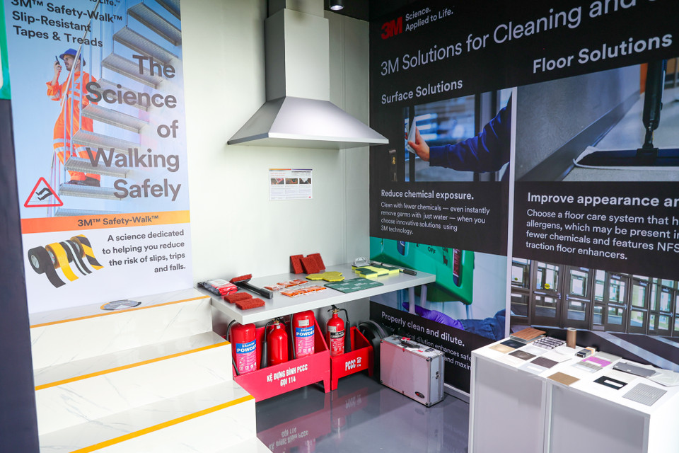 Khu vực hàng tiêu dùng, nội thất là nơi khách hàng có thể trải nghiệm những sản phẩm quen thuộc trải dài từ lĩnh vực nội thất cho đến vệ sinh. (Ảnh: Minh Sơn/Vietnam+)