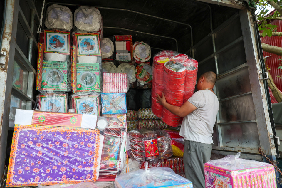 Ngoài ra, ảnh hưởng của nền kinh tế cũng khiến nhiều người thắt chặt chi tiêu. Giá cả các mặt hàng thiết yếu tăng cao đã làm người dân phải cân nhắc kỹ lưỡng trước khi quyết định mua sắm. (Ảnh: Minh Sơn/Vietnam+)