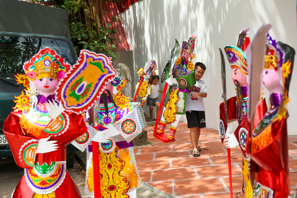 Một hộ sản xuất cho biết, một trong những yếu tố chính là sự thay đổi trong quan niệm và thói quen của người dân. Ngày càng có nhiều người lựa chọn cúng rằm tháng Bảy theo hướng tiết kiệm và ít tốn kém hơn, họ chỉ mua những vật phẩm đơn giản như nến, hương thay vì các sản phẩm vàng mã đắt tiền. (Ảnh: Minh Sơn/Vietnam+)