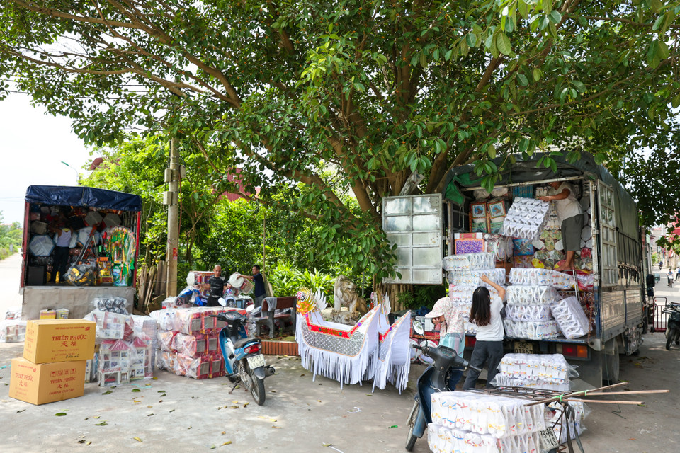 Một người dân ở làng chia sẻ: "Mọi năm vào thời điểm này, tôi làm không kịp thở vì đơn hàng đổ về quá nhiều. Nhưng năm nay, lượng khách giảm mạnh, nhiều sản phẩm làm ra không bán được, nằm đầy trong kho." (Ảnh: Minh Sơn/Vietnam+)