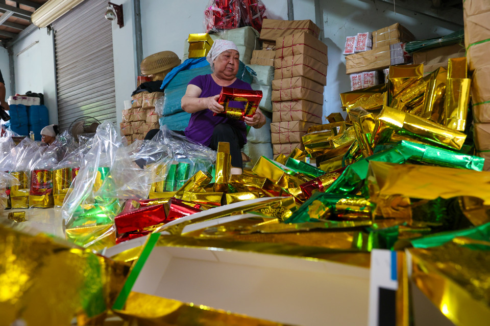 Nhiều hộ chỉ còn sản xuất cầm chừng hay nhận những đơn hàng đi xa hơn vào miền Trung hoặc miền Nam. (Ảnh: Minh Sơn/Vietnam+)