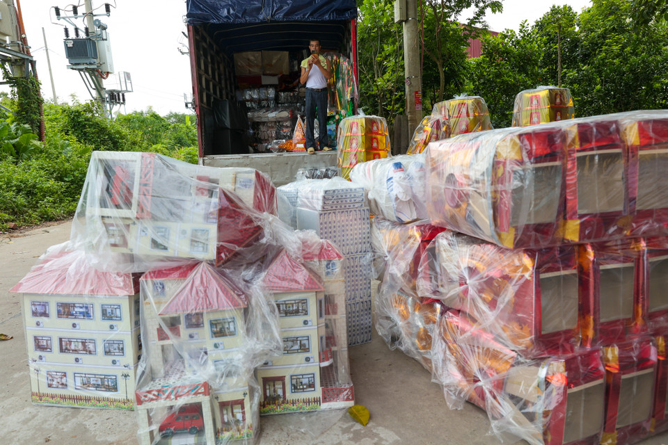 Năm nay "thủ phủ vàng mã" lớn nhất miền Bắc cũng không còn nhiều đơn hàng "độc, lạ" như siêu xe, nhà biệt thự,... (Ảnh: Minh Sơn/Vietnam+)