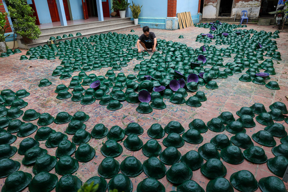 Một gia đình tại Song Hồ chuyên sản xuất mũ giấy cho biết mỗi năm sản xuất 3-4 vạn mũ phục vụ khách hàng tuy nhiên năm nay giảm chỉ còn một nửa. (Ảnh: Minh Sơn/Vietnam+)