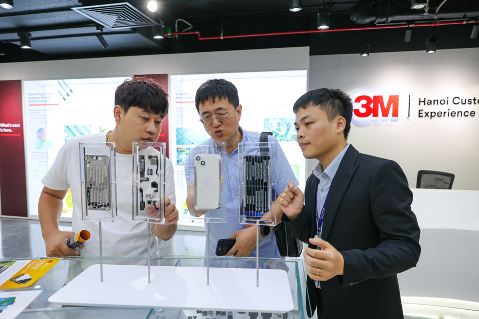 Mục tiêu của Trung tâm là đưa khoa học ra bên ngoài phạm vi phòng lab để trở nên gần gũi với khách hàng và đối tác đồng thời khơi gợi nên niềm yêu thích khám phá khoa học của mỗi người. (Ảnh: Minh Sơn/Vietnam+)