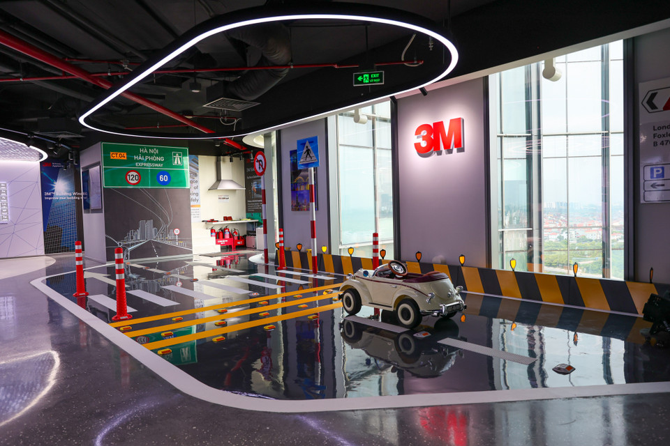 Sở hữu không gian rộng 417m2, Trung tâm thiết kế các tour tham quan và trải nghiệm tương tác sinh động, giúp khách hàng hiểu rõ hơn cách thức các công nghệ tiên tiến của 3M đang thúc đẩy và phát triển các giải pháp cho tương lai như thế nào. (Ảnh: Minh Sơn/Vietnam+)