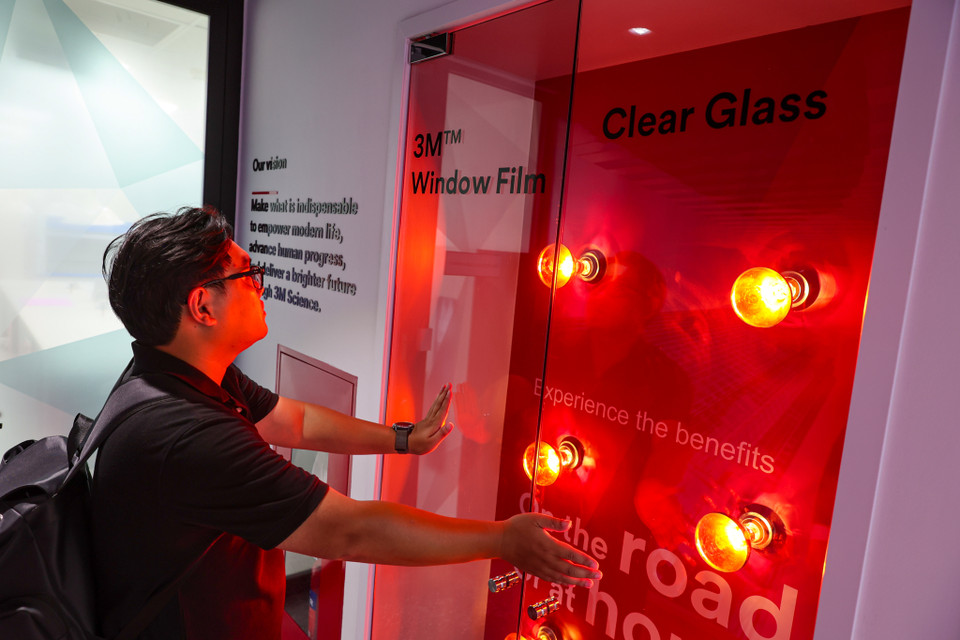 Khu trưng bày có bố trí cả những nơi khách hàng có thể trải nghiệm sự khác biệt của sản phẩm 3M. Đây là khu vực so sánh sự hiệu quả khi dán phim cách nhiệt của 3M. (Ảnh: Minh Sơn/Vietnam+)