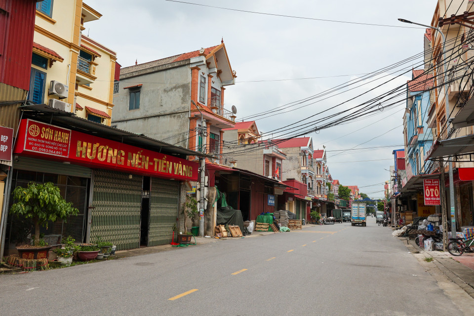 Xã Song Hồ (huyện Thuận Thành, Bắc Ninh) nằm cách trung tâm thủ đô Hà Nội khoảng 30 km, từ lâu đã nổi tiếng là nơi sản xuất vàng mã lớn nhất miền Bắc. Mỗi dịp rằm tháng Bảy âm lịch, còn được biết đến như lễ cúng cô hồn, làng nghề này thường nhộn nhịp, tấp nập kẻ bán người mua. Tuy nhiên, năm 2024, không khí tại đây lại khác biệt hẳn so với những năm trước. (Ảnh: Minh Sơn/Vietnam+)