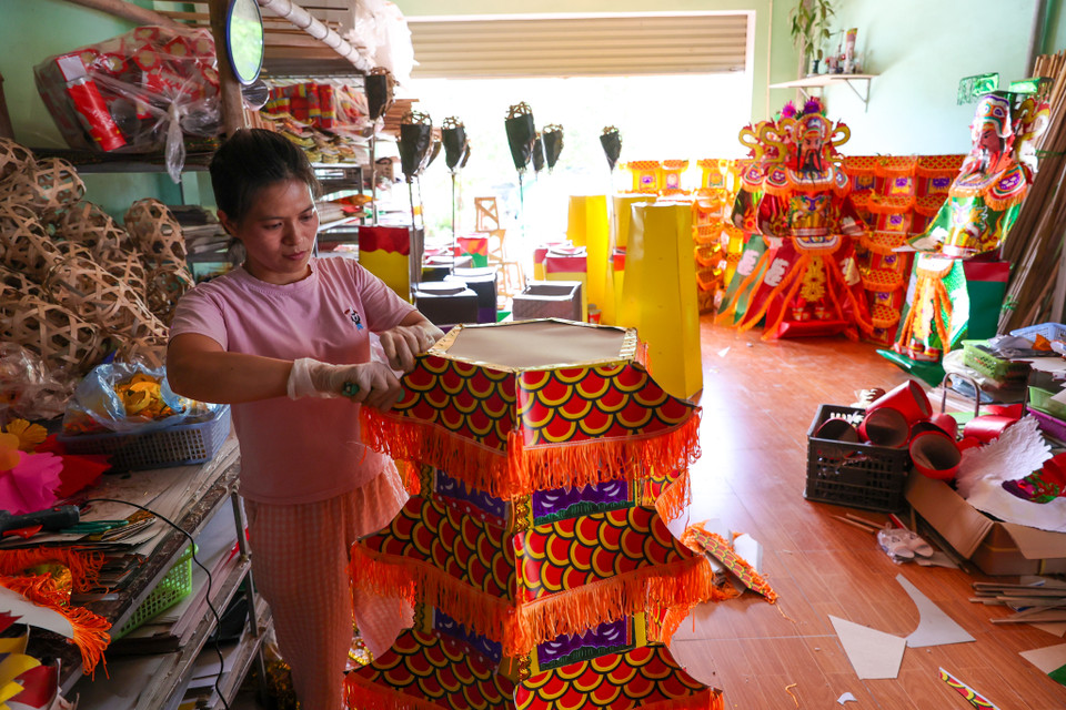 Người dân cho biết, như các năm trước chỉ từ cuối tháng 5 Âm lịch, nơi đây đã rất nhộn nhịp, tuy nhiên hiện tại phải đến cuối tháng 7 mới dám sản xuất hàng mới. (Ảnh: Minh Sơn/Vietnam+)