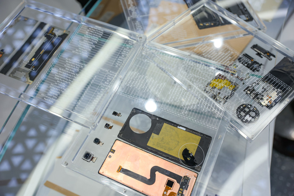 Thông qua các tour tham quan và trải nghiệm, khách hàng có thể hiểu rõ hơn về cách thức các công nghệ của 3M đang thúc đẩy và phát triển các giải pháp cho tương lai. Ngoài ra, Trung tâm mới này còn có một phòng thí nghiệm với thiết bị thử nghiệm tiên tiến để đáp ứng nhu cầu của thị trường điện tử tại Việt Nam. (Ảnh: Minh Sơn/Vietnam+)