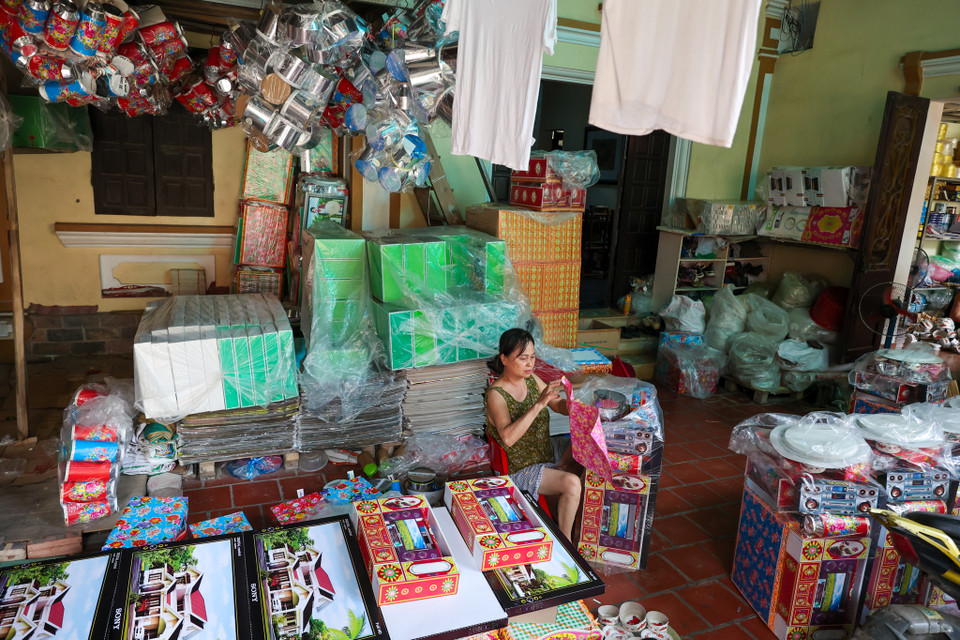 Mẫu hàng mã năm nay đẹp và đa dạng đáp ứng nhu cầu của thị trường nhưng vẫn không thoát khỏi cảnh đìu hiu. (Ảnh: Minh Sơn/Vietnam+)