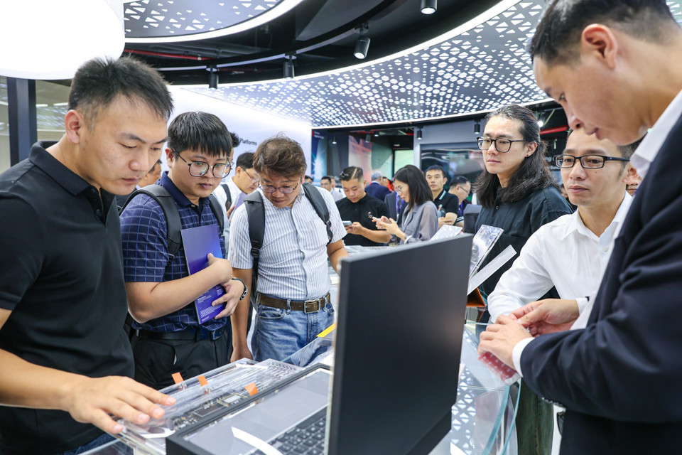 Theo ông Amit Laroya - Phó Chủ tịch cập cao khu vực châu Á-Ngành Giao thông và Điện tử 3M, Việt Nam là thị trường phát triển nhanh nhất tại khu vực Đông Nam Á về mảng điện tử, đồng thời có nhu cầu cao về các giải pháp tiên tiến, như điện tử tiêu dùng, bán dẫn, trung tâm dữ liệu và tự động hóa công nghiệp. Việc khai trương trung tâm nhằm thực hiện cam kết mở rộng hoạt động của 3M tại các thị trường tăng trưởng nhanh.(Ảnh: Minh Sơn/Vietnam+)