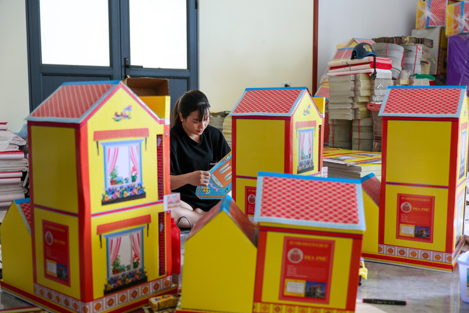 Một gia đình tại làng có 16 năm trong nghề làm nhà tầng, ôtô và bộ đồ dùng gia đình. (Ảnh: Minh Sơn/Vietnam+)