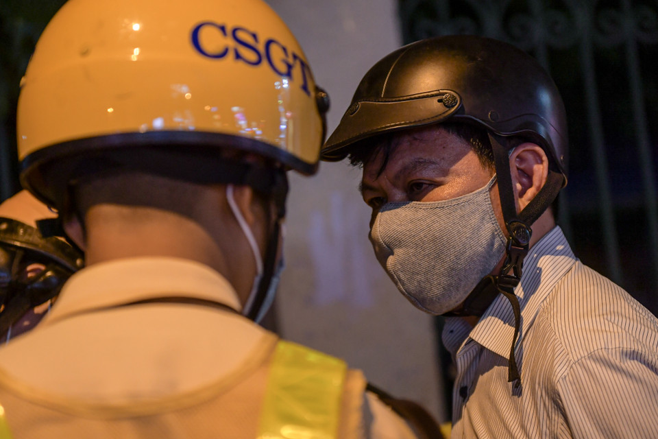 Một tài xế khác tên N.Đ.H cũng vi phạm nồng độ cồn 0,301mg/l bị xử phạt 4 triệu đồng, tước giấy phép lái xe 11 tháng, tạm giữ phương tiện 7 ngày. (Ảnh: PV/Vietnam+)