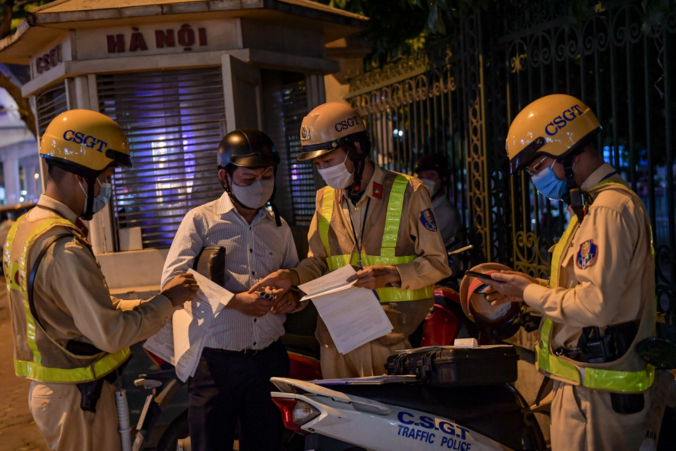 Trong những ngày qua, lực lượng cảnh sát giao thông toàn quốc triển khai Kế hoạch tuần tra, kiểm soát, xử lý vi phạm theo chuyên đề 'Người điều khiển xe trên đường mà trong cơ thể có chất ma túy, vi phạm nồng độ cồn' nhằm chủ động phòng ngừa, phát hiện, ngăn chặn và xử lý nghiêm hành vi vi phạm của người điều khiển xe. (Ảnh: PV/Vietnam+)