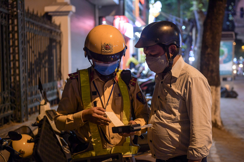 Tài xế N.T.M điều khiển phương tiện mang biển kiểm soát 30K4-39xx bị lực lượng chức năng lập biên bản, phạt 7 triệu đồng vì mắc lỗi vi phạm nồng độ cồn cao nhất dành cho xe máy khi nồng độ được đo là 0,428mg/l. (Ảnh: PV/Vietnam+)